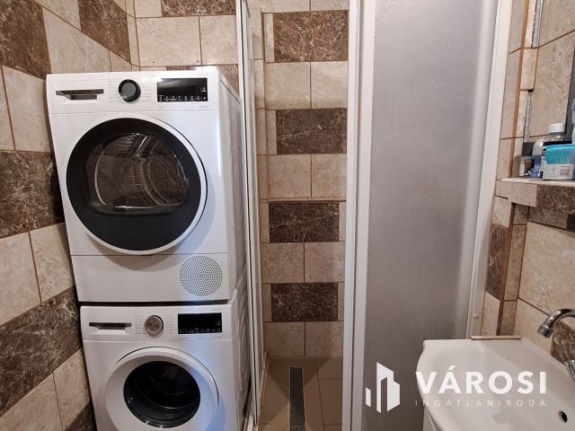 Egyetemközeli 3 szobás panel lakás eladó