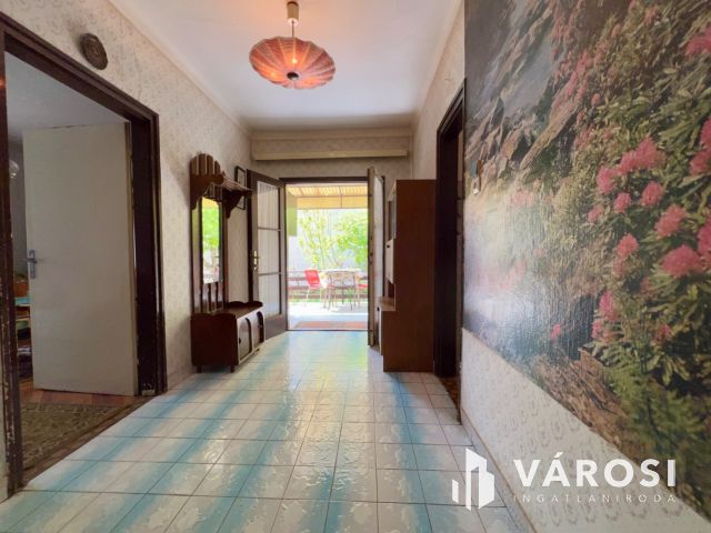 Eladó nyaraló Balatonszárszó családi házas övezetében