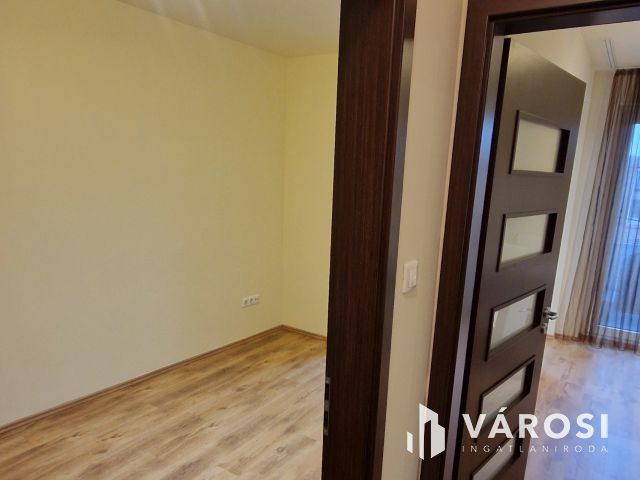 Bomba helyen irodahelyiség KIADÓ, Debrecen Pláza mellett