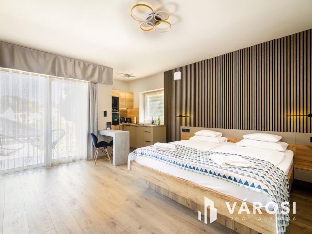 Erkélyes garzon a Balatontól 100 méterre