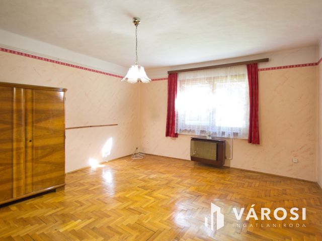 140 m2-es, felújítandó családi ház eladó