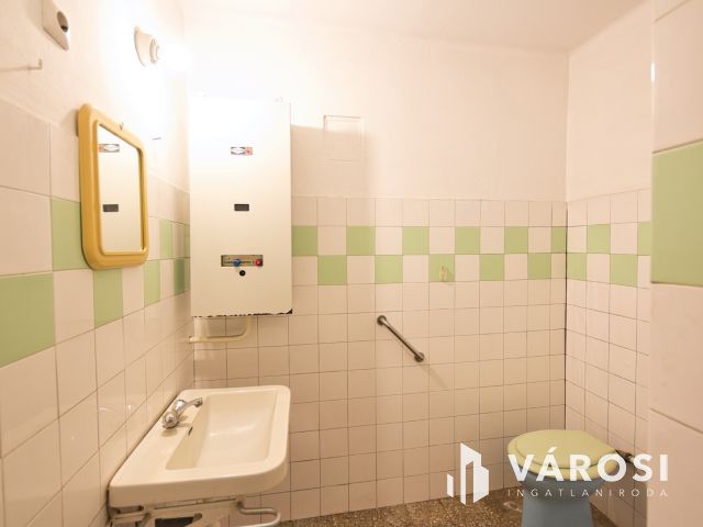 140 m2-es, felújítandó családi ház eladó