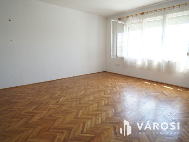 Belváros közeli lakás, garázzsal, zöldterülettel!