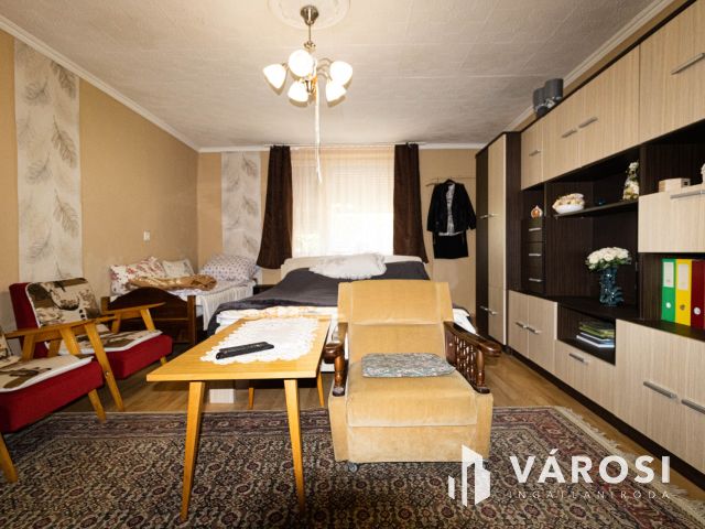 Okányban családi ház központi helyen eladó