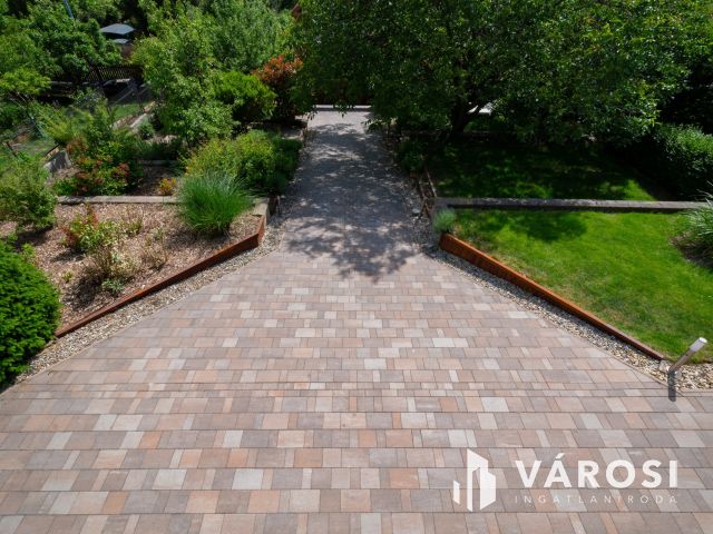 Kertkapcsolatos lakás, nyugodt, biztonságos környéken