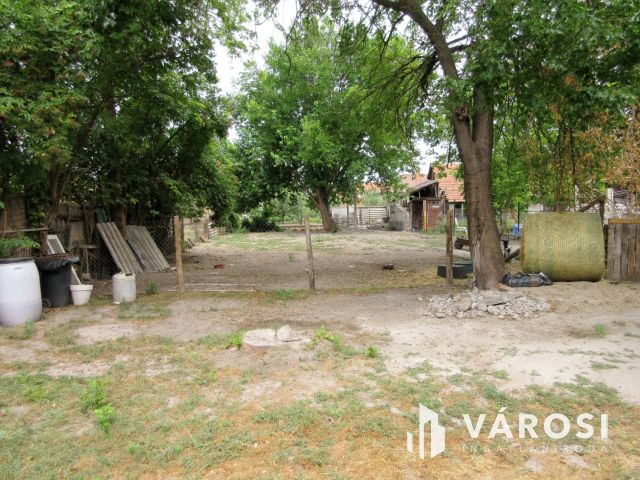 Kistelek központjában családi ház