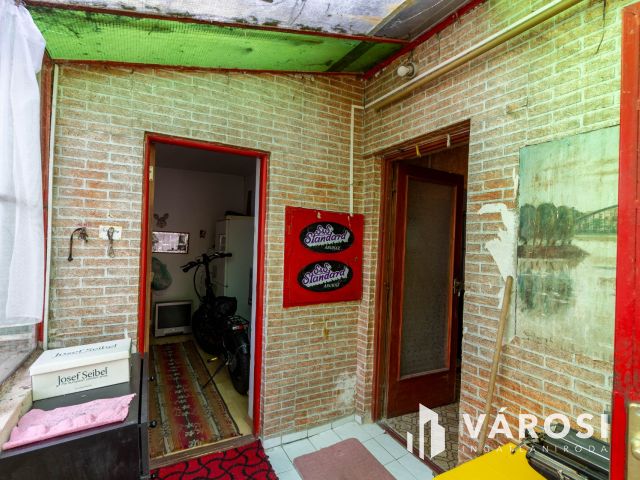 Felújítandó kádár kocka jó közlekedéssel