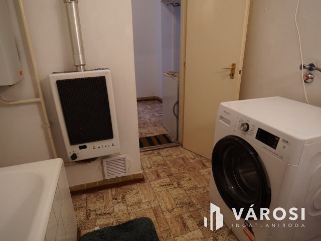 Kiadó, első emeleti bútorozott lakás