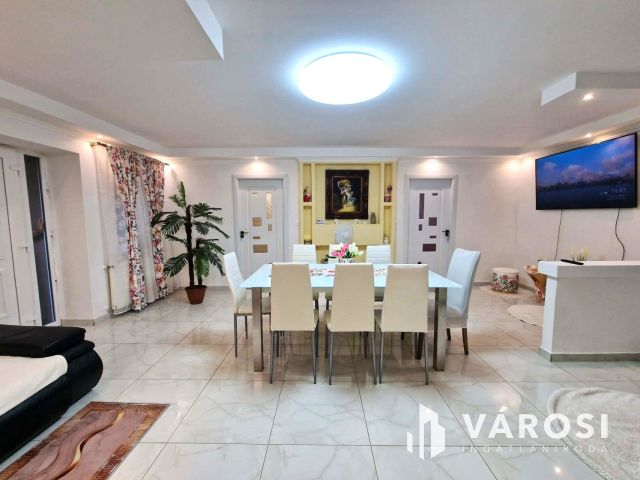 Felújított, belvárosi otthon - saját udvarral és garázzsal