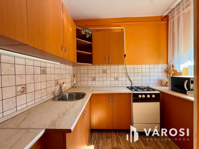 Makarenkó úton 1 szobás, gáz cirkós lakás eladó!