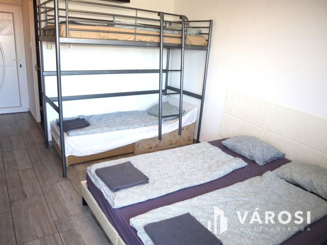 Felújított panorámás stúdió-apartman az Aranyparton eladó